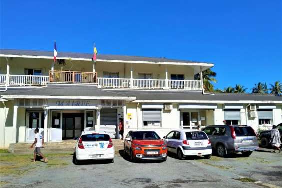 La mairie de Poindimié et le Container café de Koné incendiés