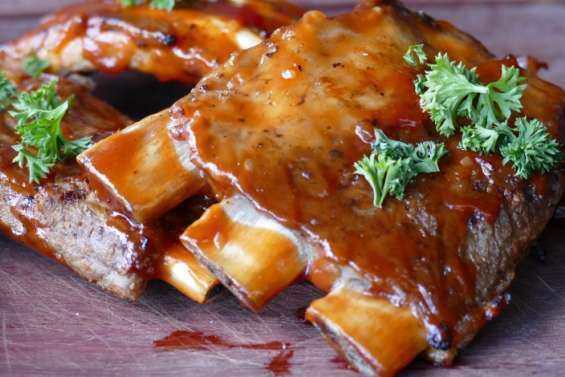 Fluffy pancakes au saumon fumé, ribs sauce barbecue et bûche choco-framboises… Les recettes du week-end