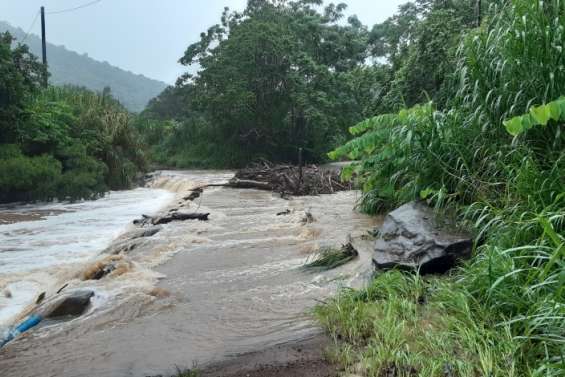 [Direct] Dépression tropicale : un éboulement à Katiramona et des radiers submergés à Bourail
